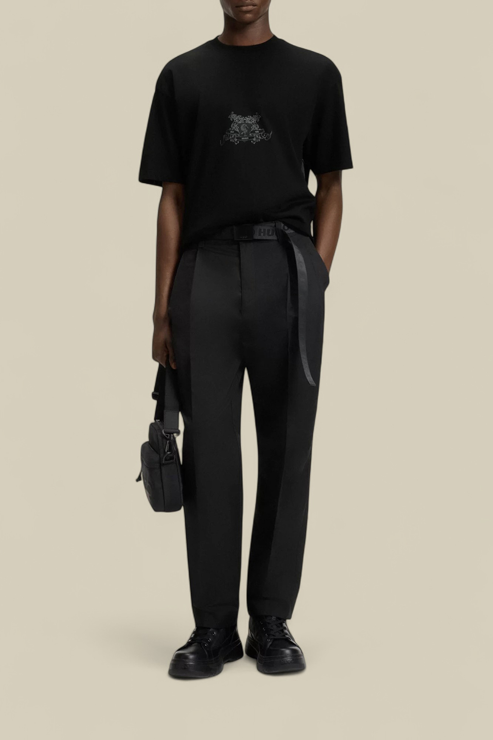 תמונת כל הלוק של חולצת טי אוברסייז